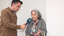 Una anciana rompe a llorar por culpa de su inquiokupa: "Le perdono la deuda, lo único que quiero es que se vayan de mi casa"
