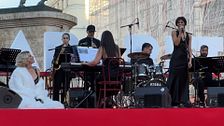 Un centenar de bailarines y músicos paraliza la Puerta del Sol
