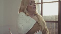 La Húngara, entre lágrimas, sorprende a su gente con su canción más personal hasta la fecha: “Esta es mi vida”