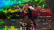 Manu Tenorio y María Monedero bailan vals
