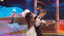 Nona Sobo y Max Stryjski bailan vals
