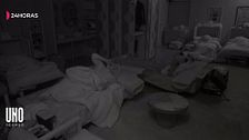 Amparo tiene un imprevisto durante su primera noche en ‘Uno de GH20’ y desata la risa incontrolada de sus compañeros: “Mañana hacemos la cucharita”