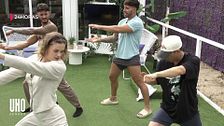 Joon da una improvisada y divertida clase de kárate a sus compañeros en el jardín de la casita: "Nos parte aquí a todos, eh"