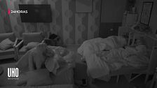 Enrique y Amparo protagonizan un ataque de risa en plena noche y Jana les avisa: "Os voy a ahogar con la almohada"