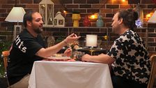 Un soltero se llena de sinceridad en 'First Dates' y le propina un directo zasca a su cita al ver cómo va vestido: "Esa camiseta no me gusta"