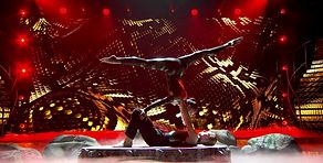 Nona Sobo y Max Stryjski bailan contemporáneo
