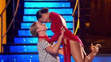 Nona Sobo y Max Stryjski bailan tango argentino