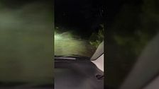 Graban a una especie de hombre desnudo andando en cuclillas y se genera un gran debate en Colombia