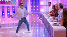El show en plató de Eugeni Alemany bailando y moviendo las caderas como nunca antes en 'Agárrate al sillón'