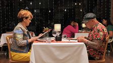 El soltero “medio robot” de ‘First Dates’ conquista a su cita con su historia de superación: “He vuelto a nacer”