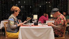 El soltero “medio robot” de ‘First Dates’ conquista a su cita con su historia de superación: “He vuelto a nacer”