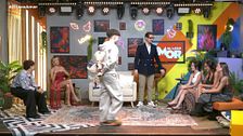 Marc Kitus sorprende a sus conquistadores con un ramo de flores en ‘El loco amor’