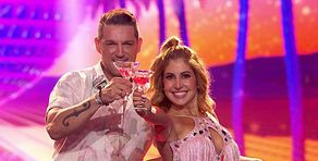 Manu Tenorio y María Monedero bailan samba en la repesca