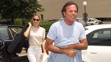 Julio Iglesias y Miranda Rynsburger, demandados: la razón por la que podrían ser juzgados por un jurado popular