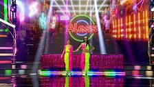 Aless Gibaja y Marta Blanco bailan chachachá en la repesca