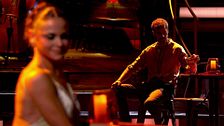 Iago García y Inés Miñana bailan salsa en la repesca