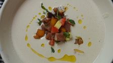 Ajoblanco thai y tartar de atún, fresas y mango: un plato cremoso y lleno de sabor