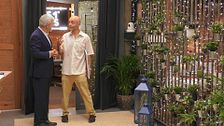 Carlos Sobera recibe un comentario de un soltero nada más conocerle en 'First Dates': "No me ha gustado su sonrisa socarrona"