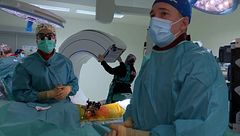 'Callejeros' presencia una operación de urgencia con el único brazo robótico de la Sanidad Pública: "Minimiza muchas complicaciones"