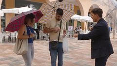 Xuso Jones se topa con la curiosa compra gastronómica de unos transeúntes murcianos: "Sácalo para que sepan lo que es eso"