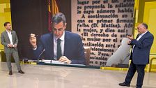 Un experto analiza los gestos de Pedro Sánchez durante su comparecencia: ''Saca la careta de la sonrisa''