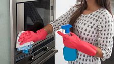 El truco viral para limpiar los electrodomésticos y que no queden huellas en los cristales