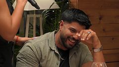 La sofocada reacción de un soltero ante la actuación de canto de su cita: “¿No hay un cuartito para esconderme?”