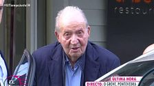 El rey emérito manda un saludo a 'El tiempo justo' el día que se publican sus memorias: así lo hemos captado saliendo de un restaurante