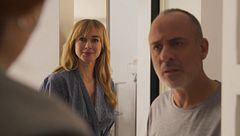 Andrea llama por sorpresa a la puerta de Gabi mientras él y Valeria se despiertan tras haber pasado la noche juntos