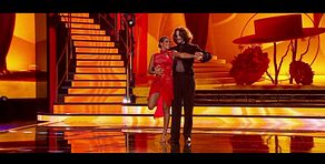 Gloria Camila brilla bailando un pasodoble de su madre, con el apoyo de Rocío Flores desde el público