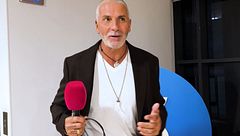 Carlos Alba luce su gran cambio físico y emociona con su mensaje