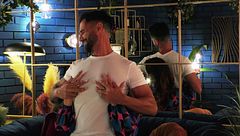 Un soltero exestríper sube la temperatura de su cita con un show privado: "Tiene el cuerpo duro"