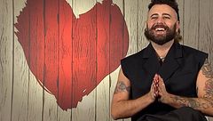 Un soltero sorprende en 'First Dates' tras desvelar que bajo su falda no lleva ropa interior: "No entiendo por qué las mujeres sí"