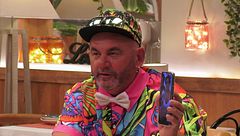 ¡Momentazo! Un soltero de 'First Dates' se pone a llamar a toda su familia en plena cita: "Lo nuestro ha sido una cita a 6"