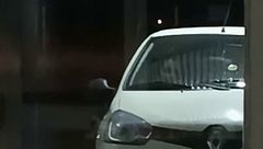 El inquietante vídeo de un vigilante de seguridad que capta una extraña presencia en el interior de su coche