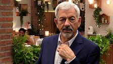 Carlos Sobera se queda 'a cuadros' en 'First Dates' con la habilidad para imitar de una soltera: "Ostras, qué bien lo haces"