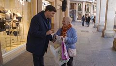 Sagrario, la mujer de los bollitos se convierte en concursante de ‘Lo sabe, no lo sabe’ y reparte polvorones por Palencia