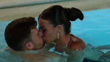 El beso de Darío con Cristina en la piscina de 'La isla de las tentaciones 9' tras su tenso 'espejo' con Almudena