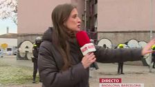Tiran un limón a una reportera en pleno directo durante un desalojo en Badalona: "Hay agresividad contra nosotros"