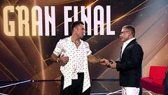 Juan Quintana llega con el maletín al plató de 'Gran Hermano 20' y protagoniza un momentazo en directo