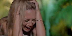 Almudena tira la 'tablet' contra el fuego y acaba destrozada en 'La isla de las tentaciones 9' al ver el beso de Darío y Cristina: "¡No me puedes romper más!"