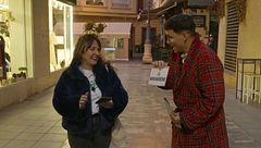 Tania consigue que su prima le siga un villancico por teléfono en 'Lo sabe, no lo sabe'