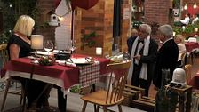 El fogoso encuentro entre una exvedette y 'El guapo del Paralelo' paraliza por completo la Navidad en 'First Dates': "¿Morena, tú estabas en El Molino?"