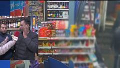 Exclusiva | Las imágenes que desmontan la versión de las 'víctimas' de una agresión en un bazar en Barcelona: "Son las primeras que pegan"