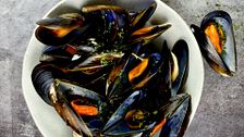 ¿Hay que comerse los mejillones que se quedan cerrados tras cocinarlos? Una nutricionista responde