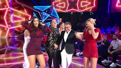 Juan y algunos concursantes consiguen que Jorge Javier Vázquez salga al medio del plató en medio de su baile