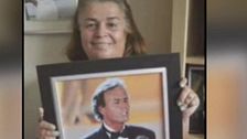 Exclusiva | La amiga y biógrafa de Julio Iglesias defiende al cantante: "Nunca forzó a una mujer"