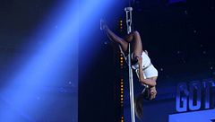 Lorena Castell se salta el guion y se sube a una barra de pole dance de unos concursantes: "Estoy nerviosa"