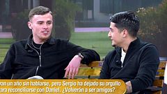 Una pelea a voces, un primer beso y una novia en mitad de su amistad: dos amigos que no se hablan agitan sus polémicas en directo