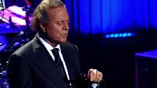 Trabajadora presuntamente agredida sexualmente por Julio Iglesias: "Le dije que no, pero lo hizo"
